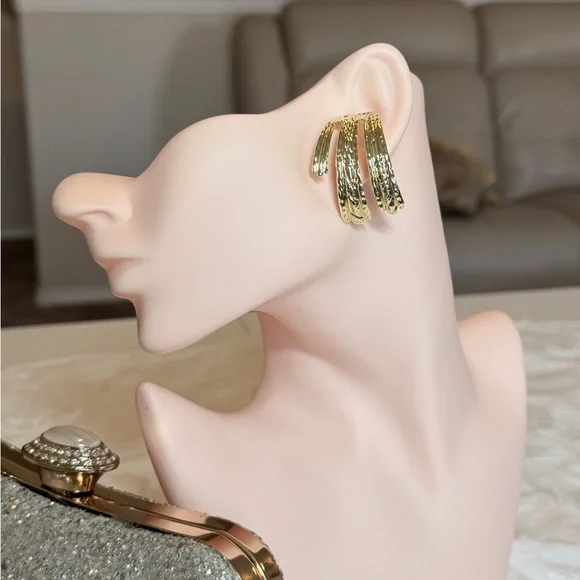 Trendy Avant-Garde Gold Earrings - Picture 4 of 6